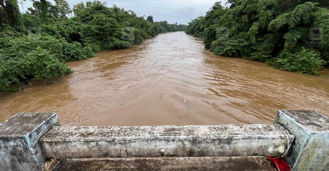 കനത്ത മഴയെ തുടർന്ന്  കരകവിഞ്ഞ് ഒഴുകുന്ന മണിമലയാറ്. വള്ളംകുളം പാലത്തിൽ  നിന്നുള്ള ദൃശ്യം. ചിത്രം: എൻ. രാജേഷ് ബാബു / മനോരമ