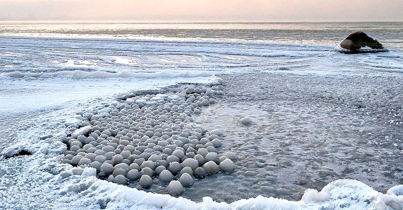 https://img-mm.manoramaonline.com/content/dam/mm/ml/environment/environment-news/images/2016/Oct/17/stroomi-beach-ice-balls-03.jpg.image.784.410.jpg