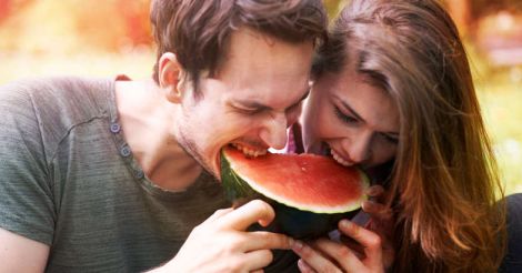 couple-eating-watermelon