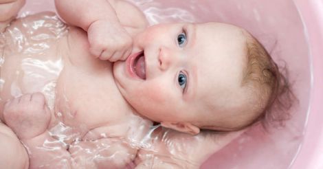 baby-bathing