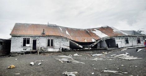 antartic-travelogue-remnants-of-buildings