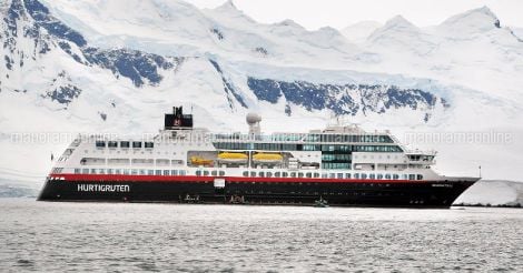 antartic-travelogue-ship-sailing