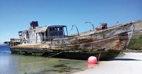 antartic-travelogue-wrecked-ship