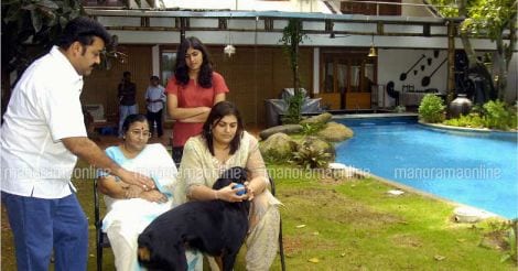 mohanlal-with-family