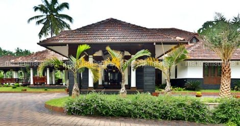 kerala-luxury-house-kutiadi-lawn