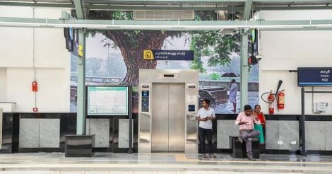 kaloor-station-platform