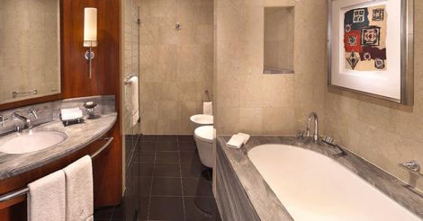 jumeirah-emirates-towers-deluxe-king-bathroom