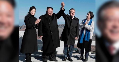 Kim Jong Un and his wife Ri Sol Ju pose with Moon Jae-in and his wife Kim Jung-sook