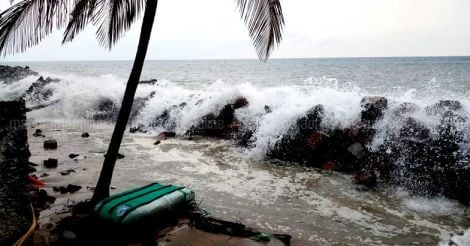 rough-sea-chellanam-coast-kochi
