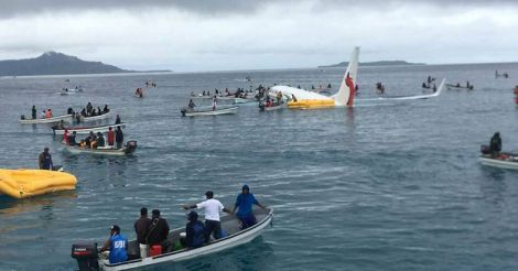 plane-crash-lands-in-Pacific-lagoon