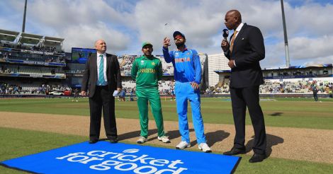 Sarfraz Ahmed, captain of Pakistan and Virat Kohli, captain of India during the coin toss.