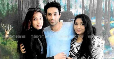 anand-with-mother-and-sister