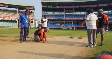 dhoni-inspects-pitch