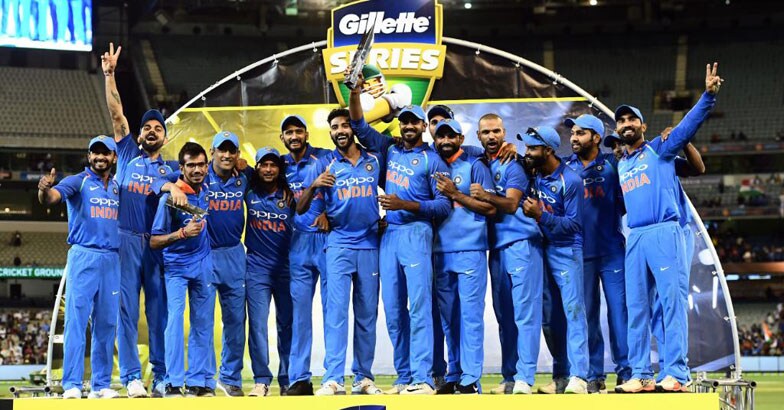 indian-team-with-trophy indian-team-with-trophy