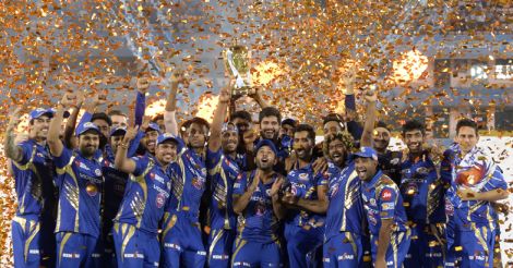 Mumbai-Indians-players-holding-the-trophy