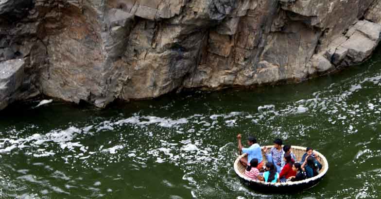 3Coracle_ride_at_hogenakkal 3Coracle_ride_at_hogenakkal
