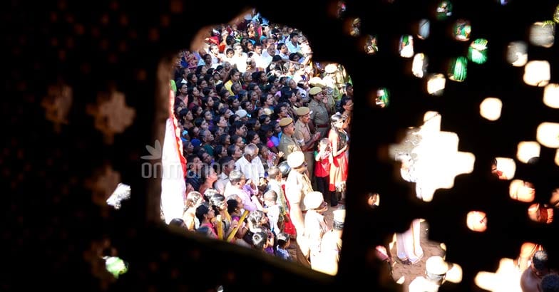 navaratri-crowd-palace navaratri-crowd-palace