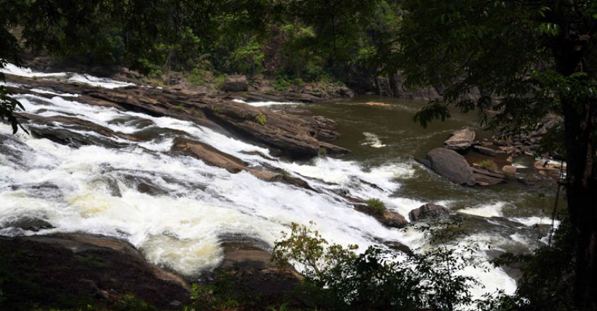 വാഴച്ചാൽ-വെള്ളച്ചാട്ടം വാഴച്ചാൽ-വെള്ളച്ചാട്ടം