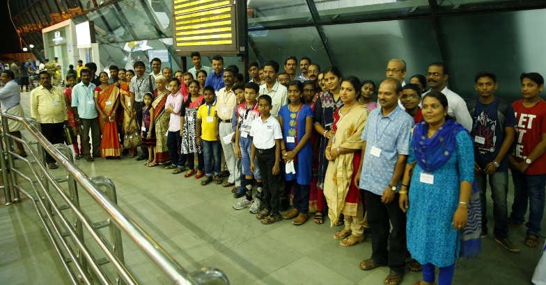 യാത്രാസംഘം എയർപോർട്ടിൽ യാത്രാസംഘം എയർപോർട്ടിൽ
