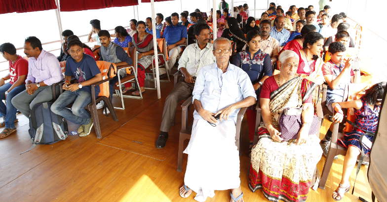 യാത്രാസംഘം ബോട്ടിൽ യാത്രാസംഘം ബോട്ടിൽ