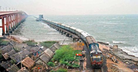 train-going-through-pamban-bridge