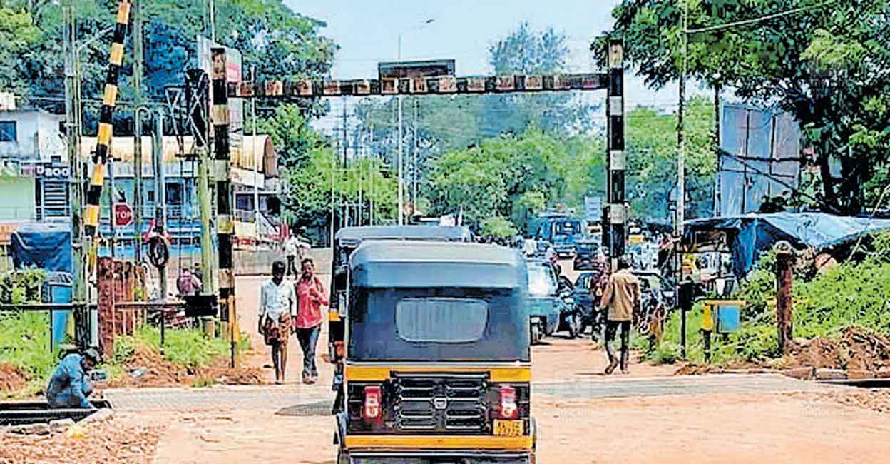 നൂലാമാലപ്പാലം!; ഹൊസങ്കടി റെയിൽവേ ഗേറ്റിൽ അനുവദിച്ച മേൽപാലത്തിന്റെ നി ...