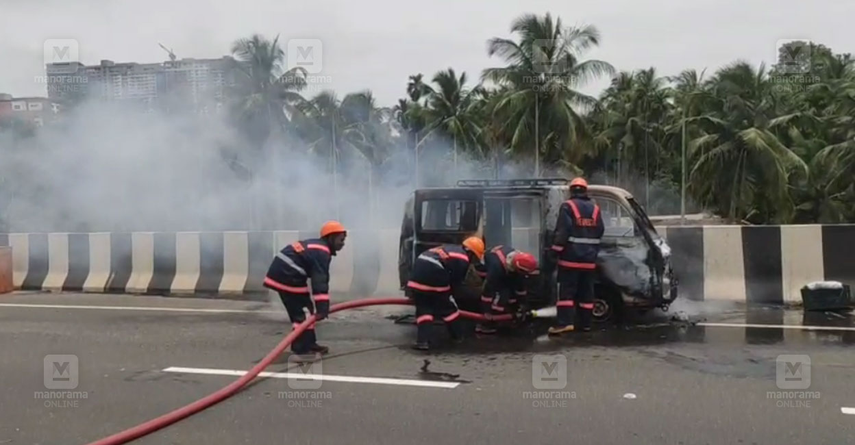 Kozhikodeに出会ったバンは燃えていました。完全に燃える|ヴァンファイアインシデント| Kozhikode van fire |国道火災|車両の火災事故|消防救助操作|マラヤラム・マノラマオンラインニュース|ヴァンは火をつけますkozhikode | Kunnmangalam火災事故|フライオーバーでの車両火災