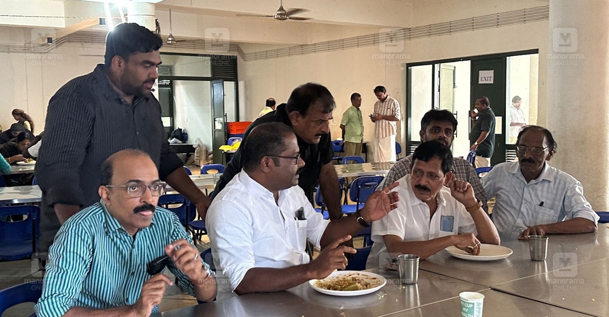 ചിക്കനും ബീഫും പാലും പഴവും മുട്ടയും, ഇടയക്ക് ചായയും കടികളും; 12000 ചതുരശ്ര അടിയുള്ള പാചകശാല: സ്കൂൾ‍ കായികമേളയ്ക്കു പഴയിടം രുചി