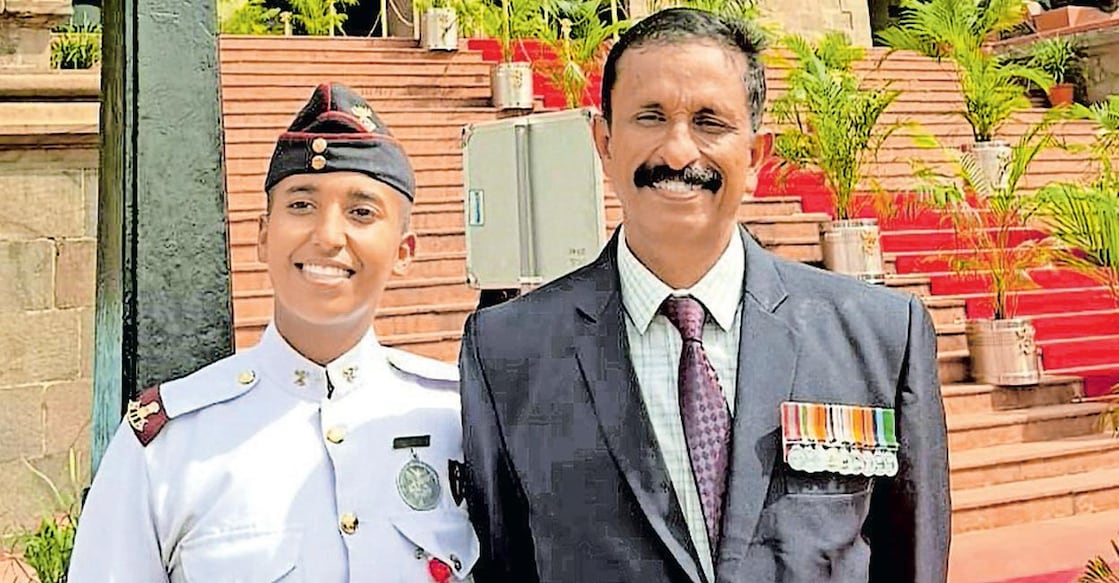 എൻഡിഎയിലെ പാസിങ് ഔട്ട് പരേഡ് ദിവസം ആൻ റോസ് പിതാവ് റിട്ട. കമാൻഡർ മാത്യു പി. മാത്യുവിനൊപ്പം. 