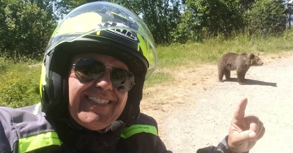 romania-bear-attack-tourist-death കരടിയ്ക്കൊപ്പം ഒമർ ഫറാങ് സിൻ എടുത്ത സെൽഫി. Image Credit: Facebook/zin.omar.7