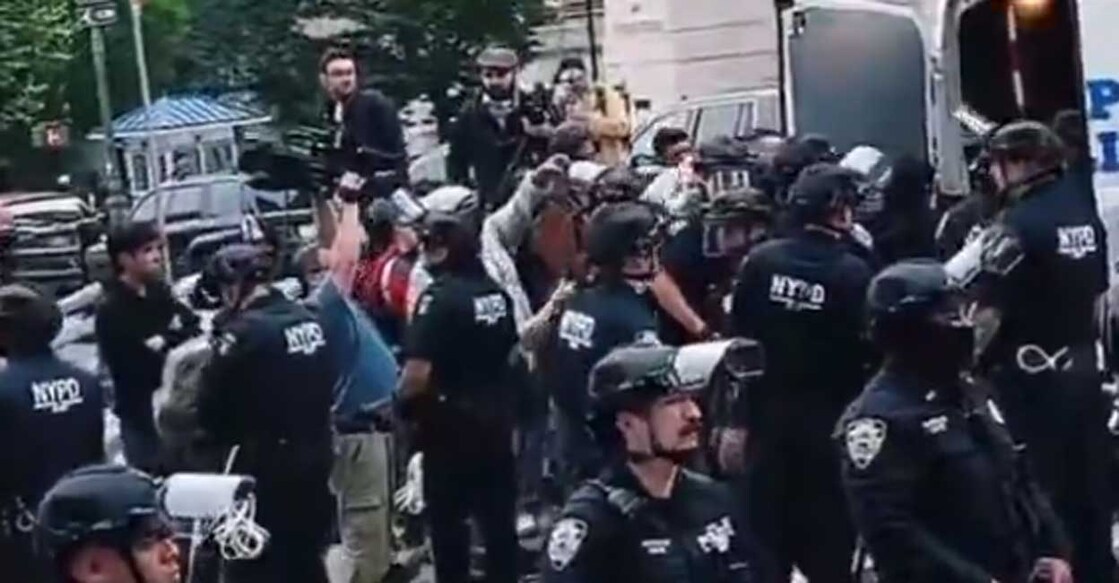 trump-s-immigration-crackdown-los-angeles-erupts-in-protest-military-deployed ലൊസാഞ്ചലസിലെ പ്രതിഷേധത്തിൽ നിന്നുള്ള ദൃശ്യം∙ Image Credit: Videograb:X/Ed Krassenstein