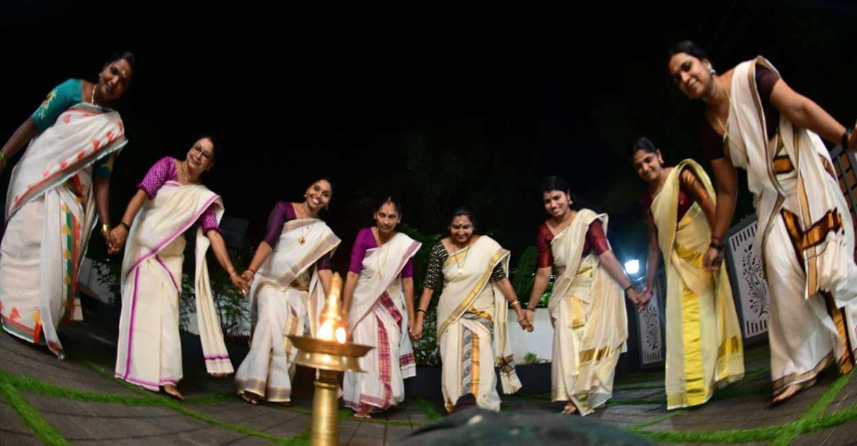 കൈകൊട്ടിക്കളി കുട്ടിക്കളിയല്ല ഇവർക്ക്; മഹാബലിയുടെ പാട്ടു പാടി ഓണത്തിന് ചുവടുവയ്ക്കും