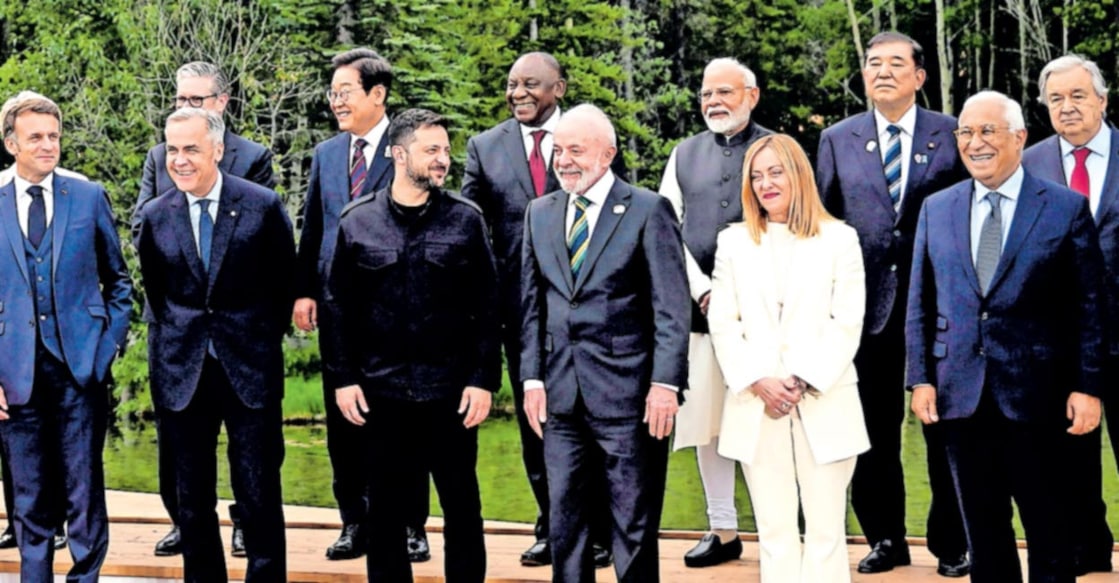 modi-meeting കാനഡയിലെ കനാനസ്കിസിൽ ജി7 ഉച്ചകോടിക്കിടെ ലോക നേതാക്കളും ഉദ്യോഗസ്ഥരും ഗ്രൂപ്പ് ഫോട്ടോയ്ക്കു പോസ് ചെയ്തപ്പോൾ. മുൻനിര– ജർമൻ ചാൻസലർ ഫ്രീഡ്റിഷ് മേർട്സ്, ഓസ്ട്രേലിയൻ പ്രധാനമന്ത്രി ആന്തണി ആൽബനീസ്, മെക്സിക്കൻ പ്രസിഡന്റ് ക്ലൗഡിയ ഷെയ്ൻബോം, ഫ്രഞ്ച് പ്രസിഡന്റ് ഇമ്മാനുവൽ മക്രോ, കാനഡ പ്രധാനമന്ത്രി മാർക്ക് കാർണി, യുക്രെയ്ൻ പ്രസിഡന്റ് വൊളോഡിമിർ സെലെൻസ്കി, ബ്രസീൽ പ്രസിഡന്റ് ലുല ഡസിൽവ, ഇറ്റാലിയൻ പ്രധാനമന്ത്രി ജോർജ മെലോനി, യൂറോപ്യൻ കൗൺസിൽ പ്രസിഡന്റ് അന്റോണിയോ കോസ്റ്റ, യുഎസ് ട്രഷറി സെക്രട്ടറി സ്കോട്ട് ബെസന്റ്. പിൻനിര– ലോകബാങ്ക് പ്രസിഡന്റ് അജയ് ബാംഗ, ബ്രിട്ടിഷ് പ്രധാനമന്ത്രി കിയ സ്റ്റാമർ, ദക്ഷിണ കൊറിയൻ പ്രസിഡന്റ് ലീ ജെ യങ്, ദക്ഷിണാഫ്രിക്കൻ പ്രസിഡന്റ് സിറിൾ റാമഫോസ, ഇന്ത്യൻ പ്രധാനമന്ത്രി നരേന്ദ്ര മോദി, ജാപ്പനീസ് പ്രധാനമന്ത്രി ഷിഗേറു ഇഷിബ, യുഎൻ സെക്രട്ടറി ജനറൽ അന്റോണിയോ ഗുട്ടറെസ് എന്നിവർ.