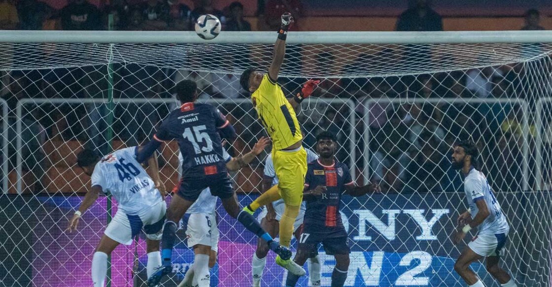 മലപ്പുറം എഫ്സി– കണ്ണൂർ വാരിയേഴ്സ് മത്സരത്തിൽനിന്ന്.