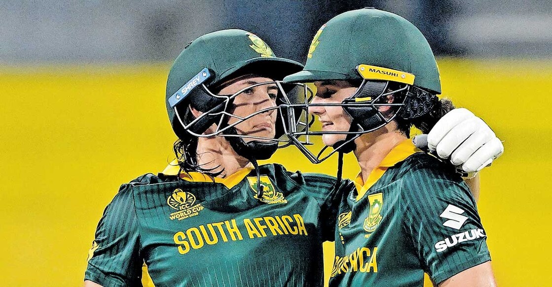 വിജയമുറപ്പിച്ചപ്പോൾ ദക്ഷിണാഫ്രിക്കൻ ബാറ്റർമാരായ തസ്മിൻ ബ്രിറ്റ്സിന്റെയും (ഇടത്) ലോറ വോൾവർട്ടിന്റെയും ആഹ്ലാദം. 