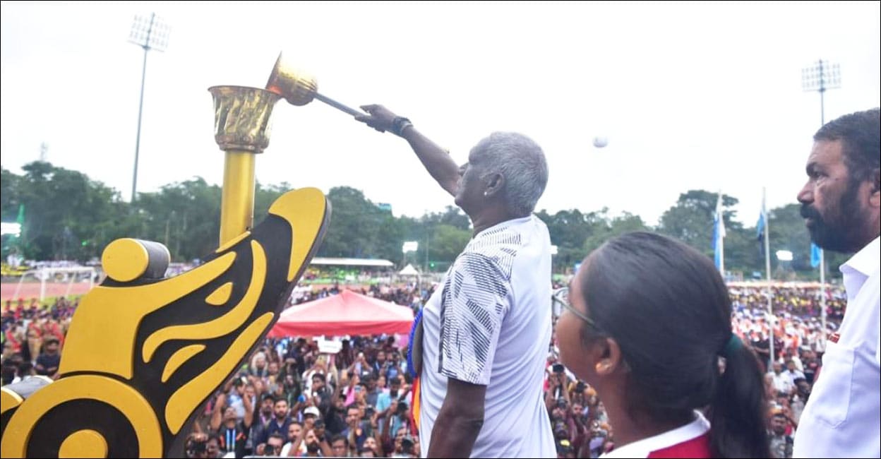 ദീപശിഖയ്ക്കു തിരികൊളുത്തി ഐ.എം. വിജയൻ, സംസ്ഥാന സ്കൂൾ കായിക മേളയ്ക്ക് വർണാഭമായ തുടക്കം