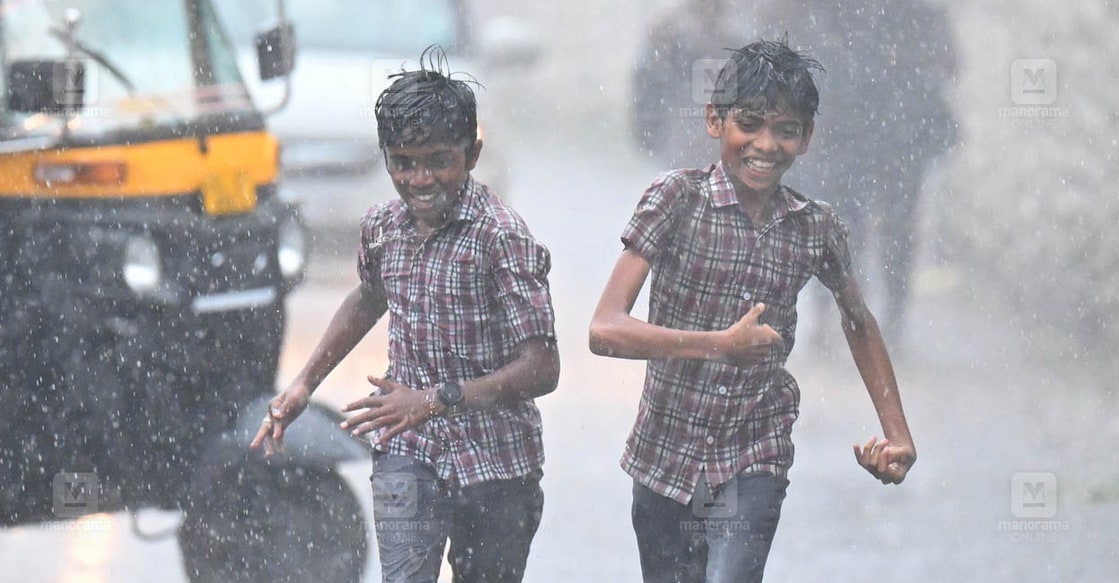 മഴ നനഞ്ഞു ഓടുന്ന സ്കൂൾ വിദ്യാർഥികൾ. കോട്ടയം നഗരത്തിൽ നിന്നുള്ള ദൃശ്യം. (File Photo: Abhijith Ravi/ Manorama)