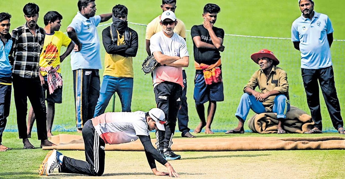 ഒന്നാം ടെസ്റ്റിന് മുൻപ് ഈഡൻ ഗാർഡൻസിലെ പിച്ച് പരിശോധിക്കുന്ന ശുഭ്മൻ ഗിൽ. (ഫയൽ)