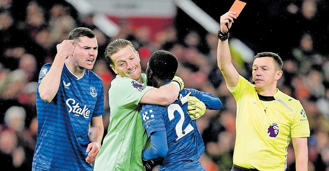 സഹതാരം മൈക്കൽ കീനുമായുള്ള തർക്കത്തിനിടെ ‌ഇഡ്രിസയെ ‌പിടിച്ചുമാറ്റുന്ന എവർട്ടൻ ഗോൾ കീപ്പർ ജോർദാൻ പിക്ഫോർഡ്.