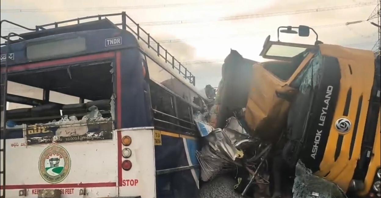 トラックがバスに突っ込み、乗客の体に砂利を投げつけた。 19人死亡、多数負傷 マノラマオンラインニュース – インドニュース マラヤーラム語 |テランガーナのバス事故で死亡