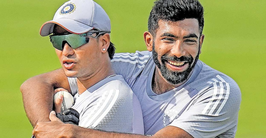 ഇന്ത്യൻ താരങ്ങളായ അഭിഷേക് ശർമയും ജസ്പ്രീത് ബുമ്രയും പരിശീലനത്തിനിടെ. 