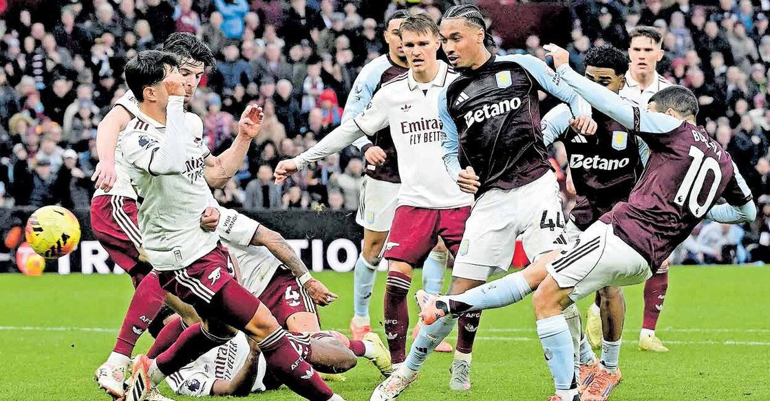 ആർസനലിനെതിരെ ആസ്റ്റൺ വില്ലയുടെ വിജയഗോൾ നേടുന്ന എമി ബുയേൻഡിയ (വലത്). 