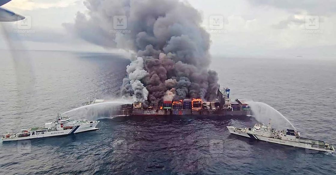 INDIA-SHIPPING-ACCIDENT തീപിടിച്ച വാൻ ഹായി കപ്പൽ (Photo by Indian Coast Guard (ICG) / AFP)