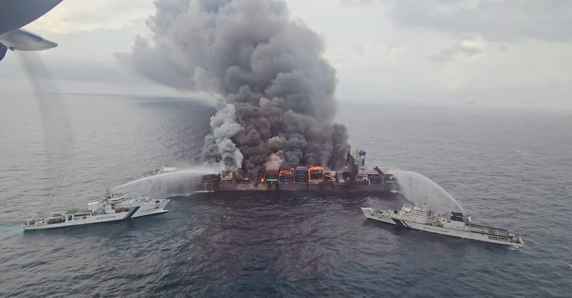 wan-hai-503-cargo-ship-fire-100601 തീപിടിച്ച വാൻഹയി 503 കപ്പൽ. (ചിത്രം: Indian coast guard)
