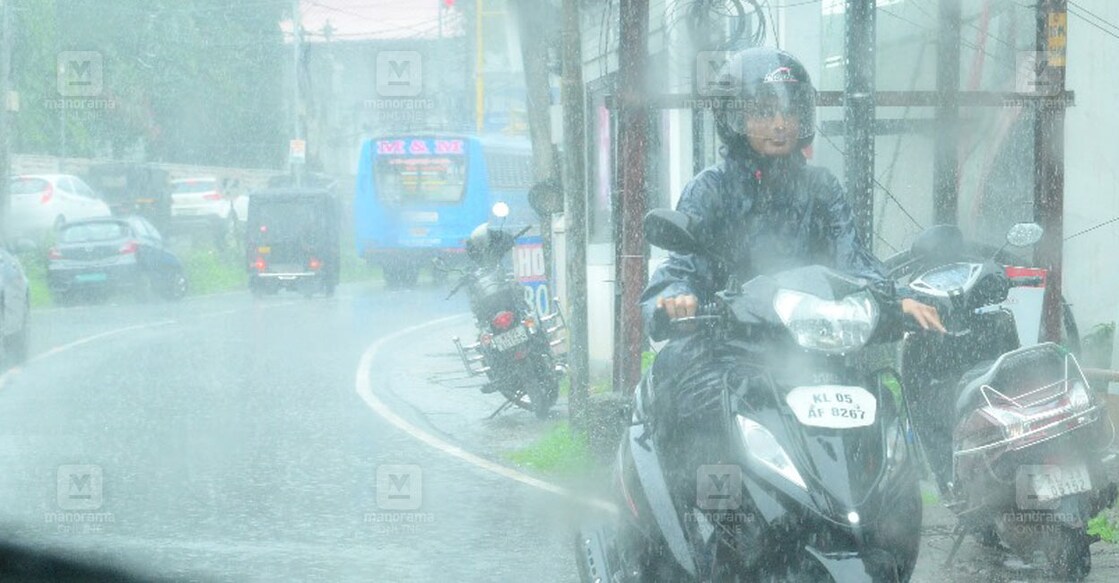 rain-in-kerala-4 കോട്ടയത്തുനിന്നുള്ള മഴ ചിത്രം (ചിത്രം: റിജോ ജോസഫ് / മനോരമ)
