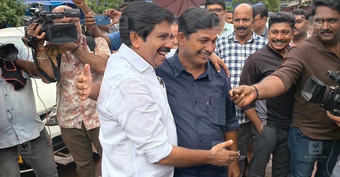 swraj-shoukath ആര്യാടൻ ഷൗക്കത്തും എം.സ്വരാജും. ചിത്രം: മനോരമ