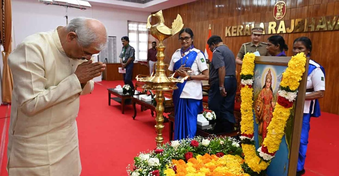 governor-bharath-matha ഭാരതാംബയുടെ ചിത്രത്തിനു മുന്നില് പുഷ്പാര്ച്ചന നടത്തി തൊഴുന്ന ഗവര്ണർ. Image Credit: Special Arrangement