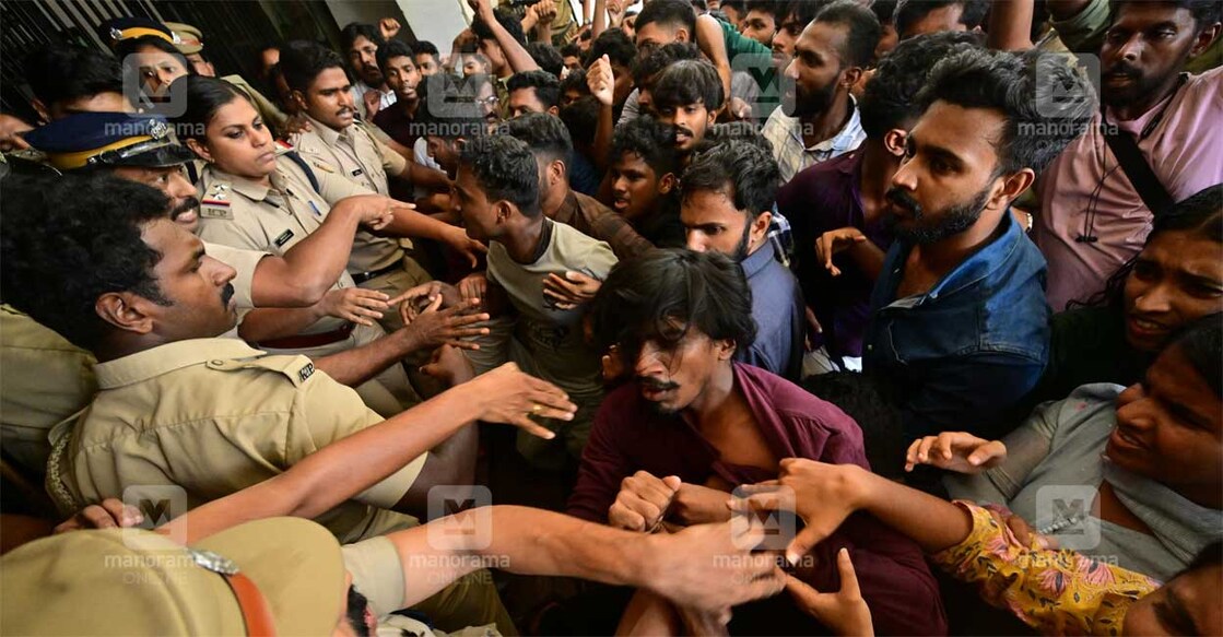 kannur-university-strike കണ്ണൂർ യൂണിവേഴ്സിറ്റിയിൽ എസ്എഫ്ഐ നടത്തിയ മാർച്ചിൽ പൊലീസും പ്രവർത്തകരും തമ്മിൽ ഉന്തും തള്ളുമുണ്ടായപ്പോൾ. ചിത്രം: മനോരമ.