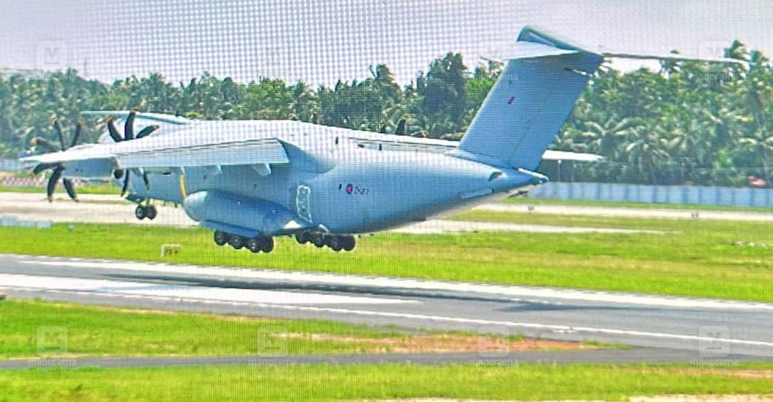 air-bus-400-uk-060701 എഫ് 35 ബി യുദ്ധവിമാനം പരിശോധിക്കാൻ ബ്രിട്ടിഷ് സംഘം എയർബസ് 400ൽ തിരുവനന്തപുരം വിമാനത്താവളത്തിലെത്തിയപ്പോൾ. ചിത്രം: അരവിന്ദ് ബാല ∙ മനോരമ