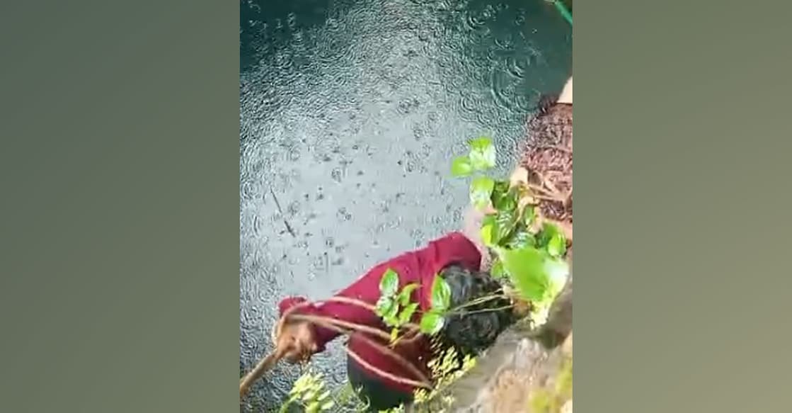 kootanad-well-rescue കിണറ്റിൽ വീണ വയോധികയെ രക്ഷപ്പെടുത്തുന്നു (Photo : Special Arrangement)